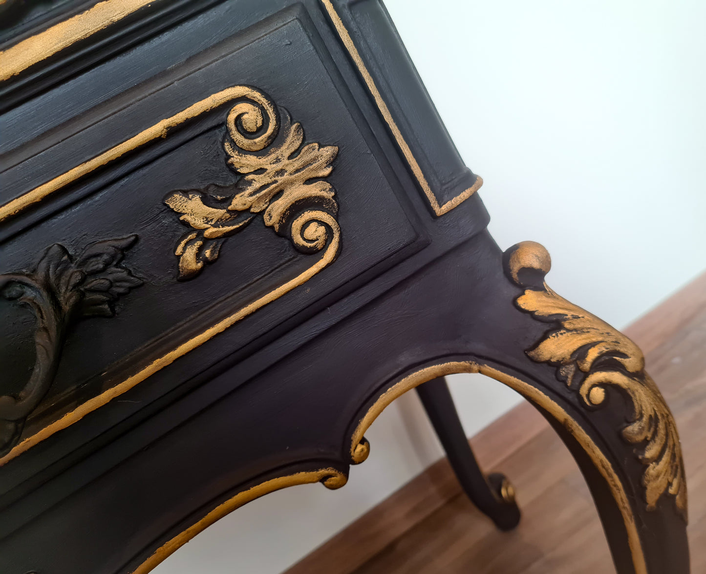 Bar cabinet in black and gold 