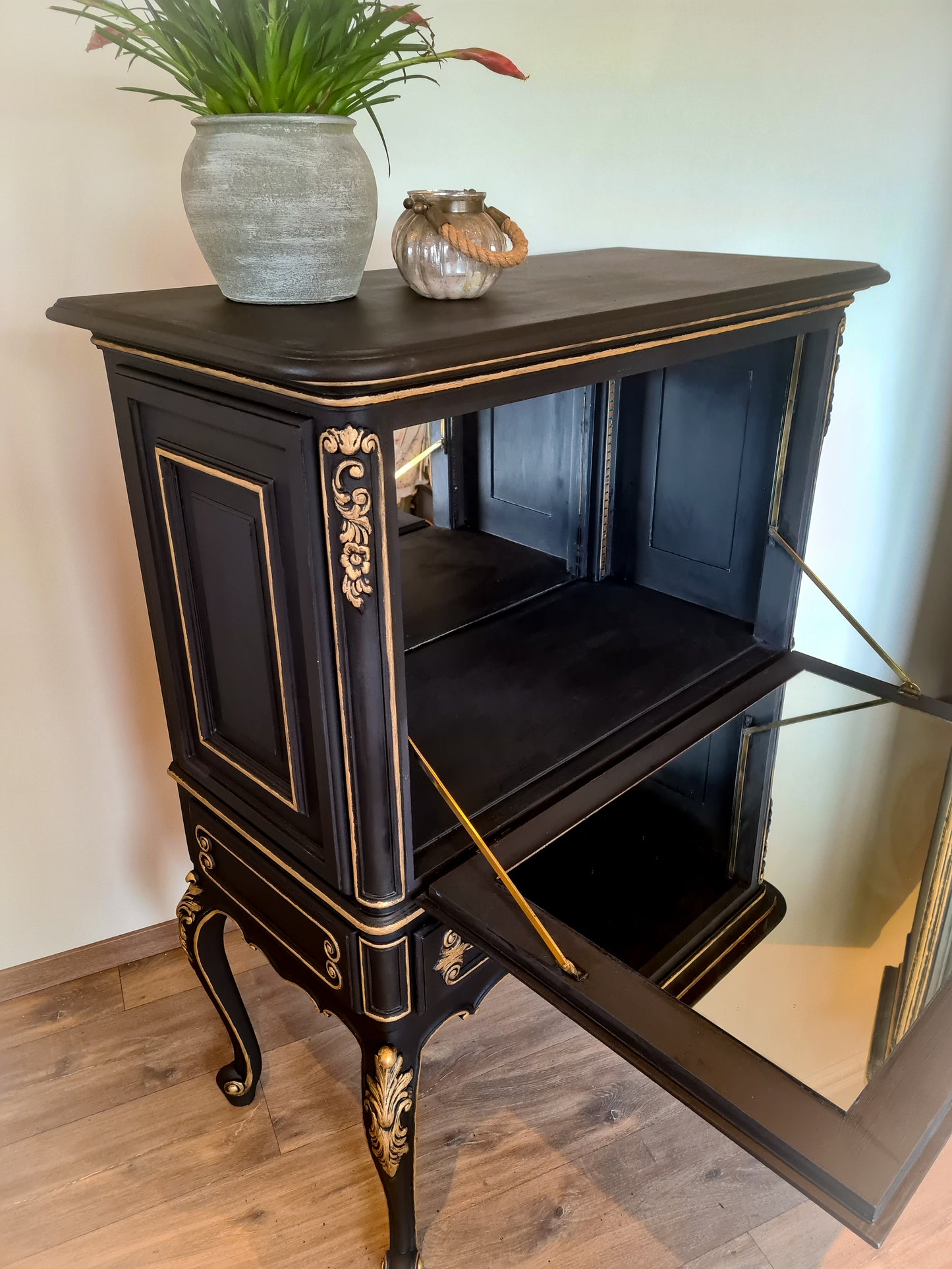 Bar cabinet in black and gold 